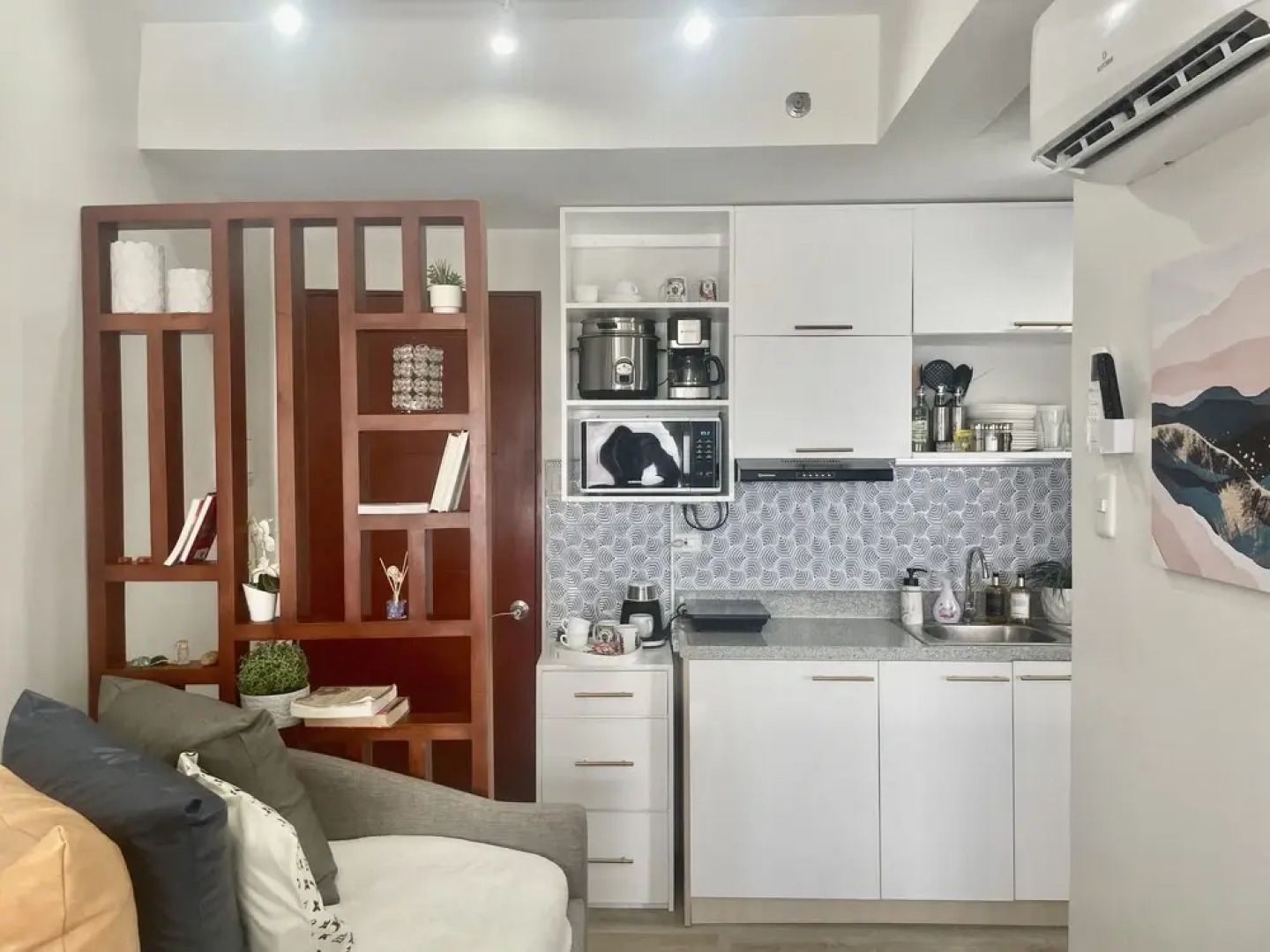 Mesavirre Bacolod | Elegantly Furnished 1BDM w/Balcony @ LOPEZ LUX.