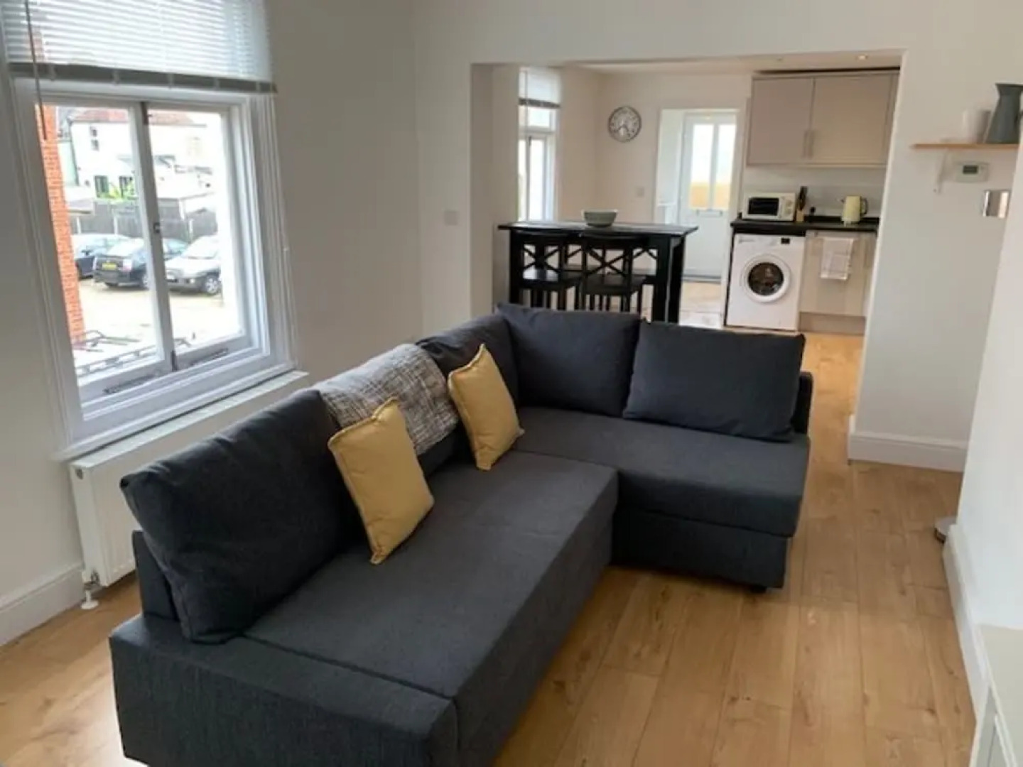 One Bedroom Flat, Sleeps 4, Balcony & Free Parking