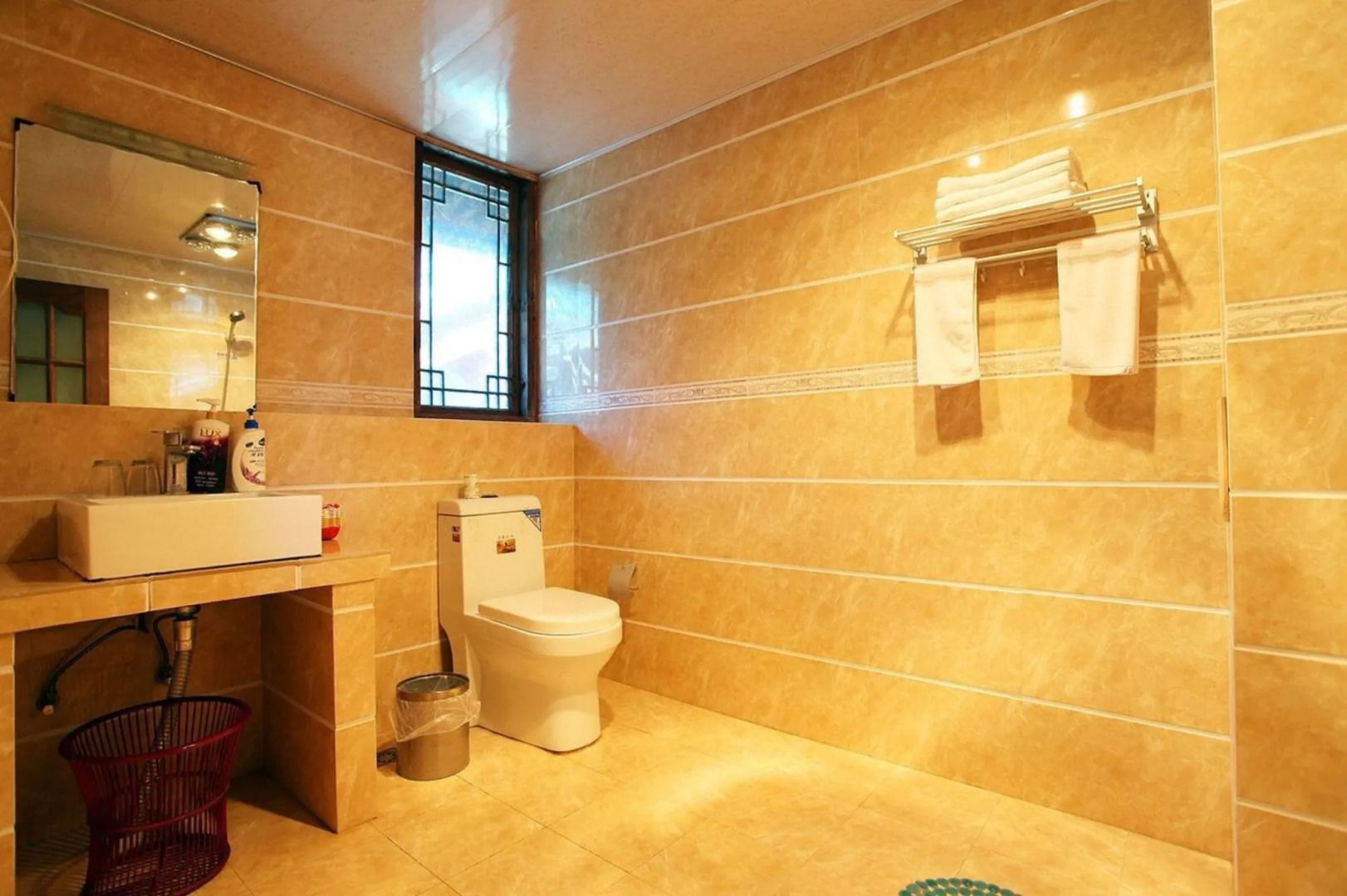 Lijiang Hua Qian Yue Xia Inn