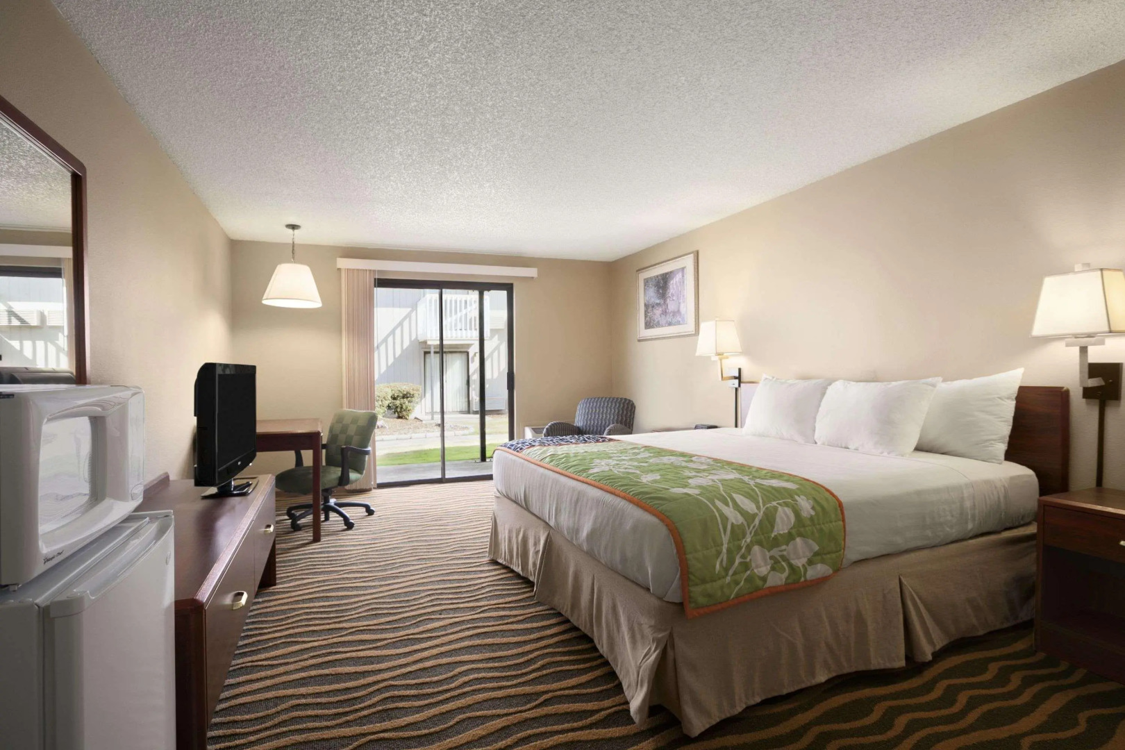 Howard Johnson Inn and Suites Tacoma