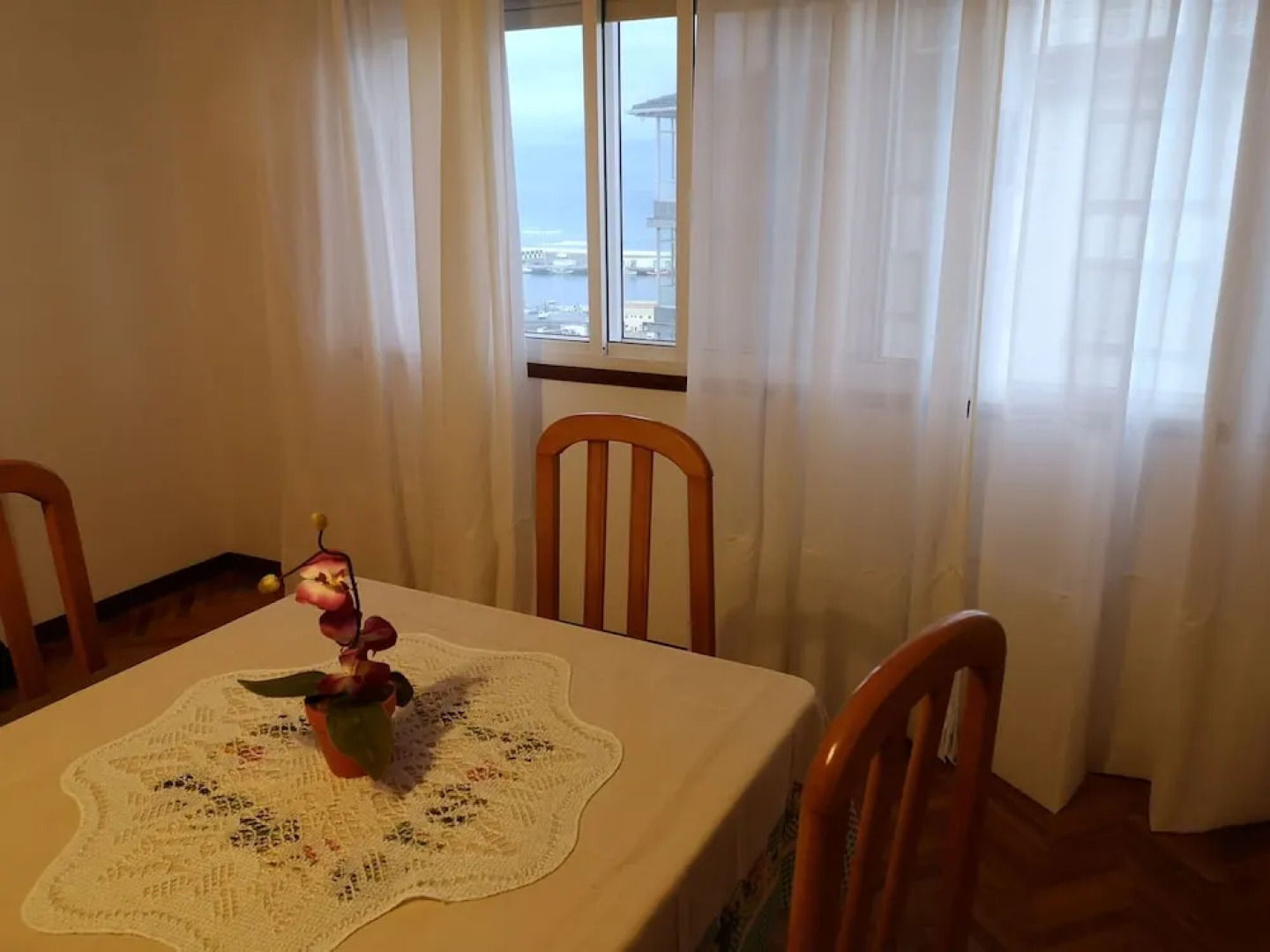 Amplio piso con garaje y vistas al mar