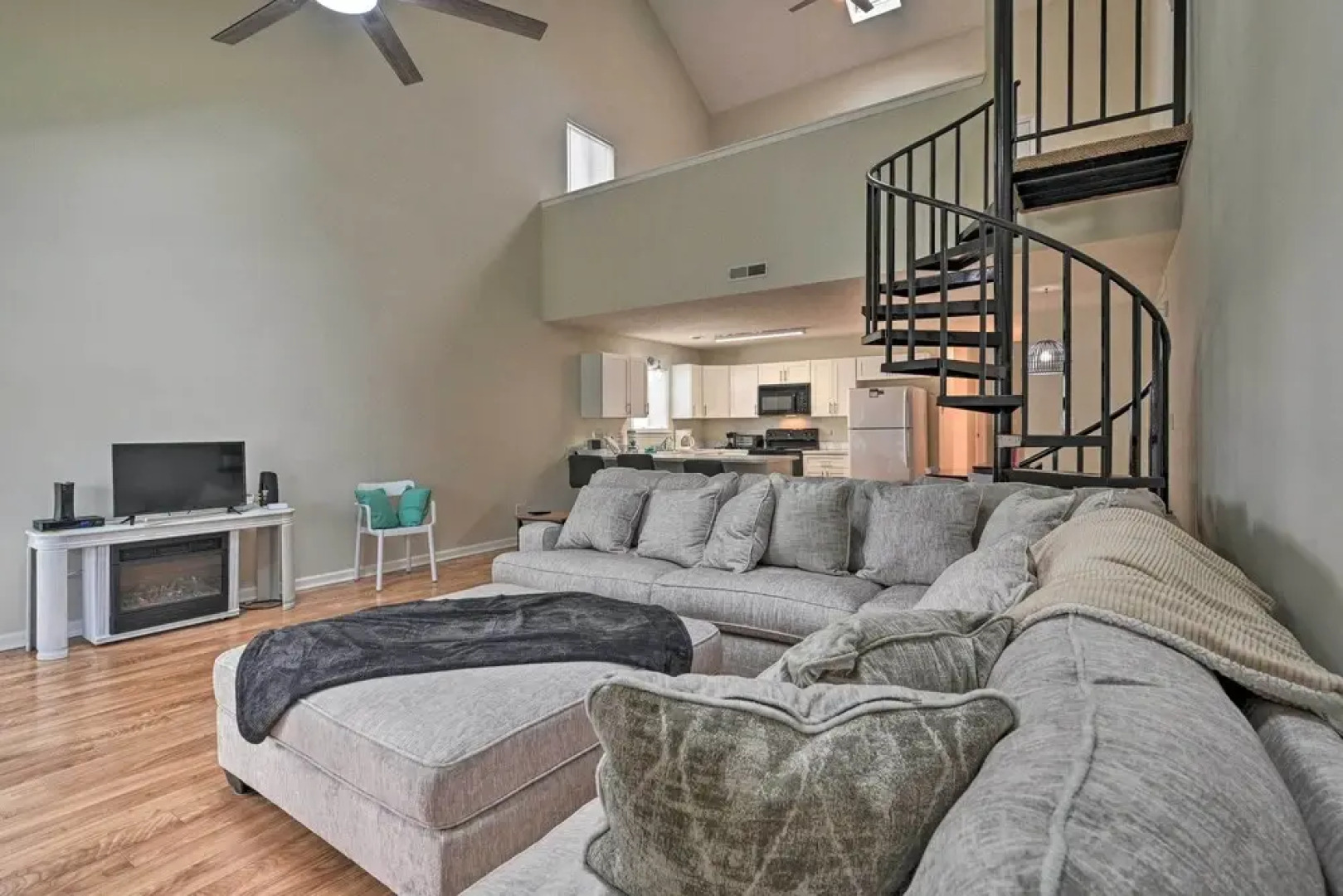 2 Mi to Surfside Beach: Golf Getaway w/ Balcony!