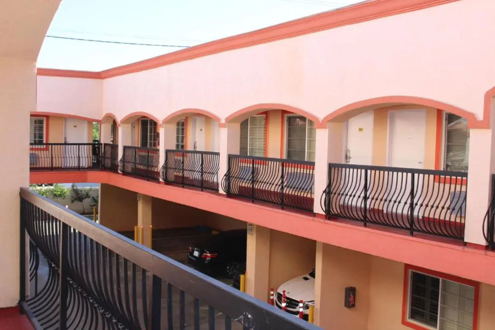 ERTH INN by AGA, Maywood