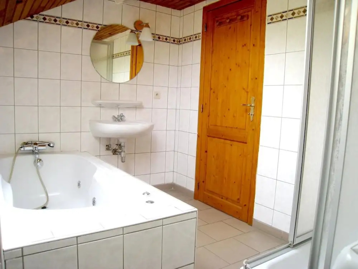 Modern Holiday Home with Jacuzzi and Sauna in Ardennes