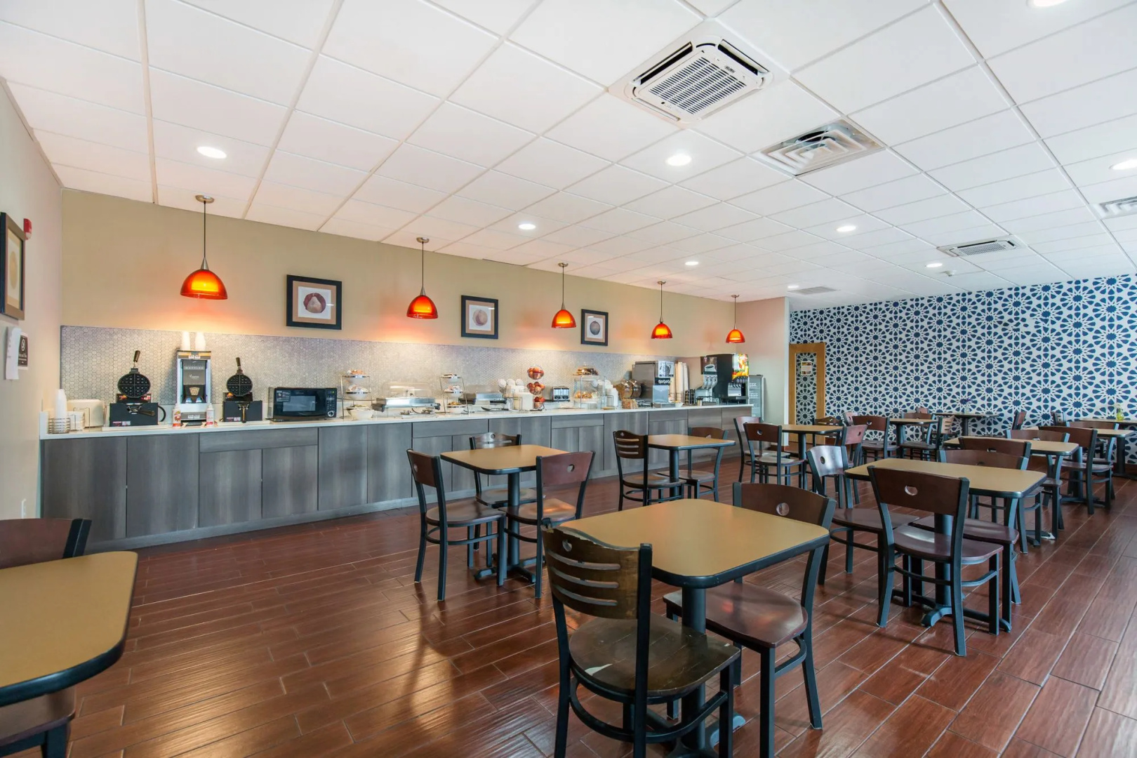 Gateway Hotel & Suites, an Ascend Collection Hotel