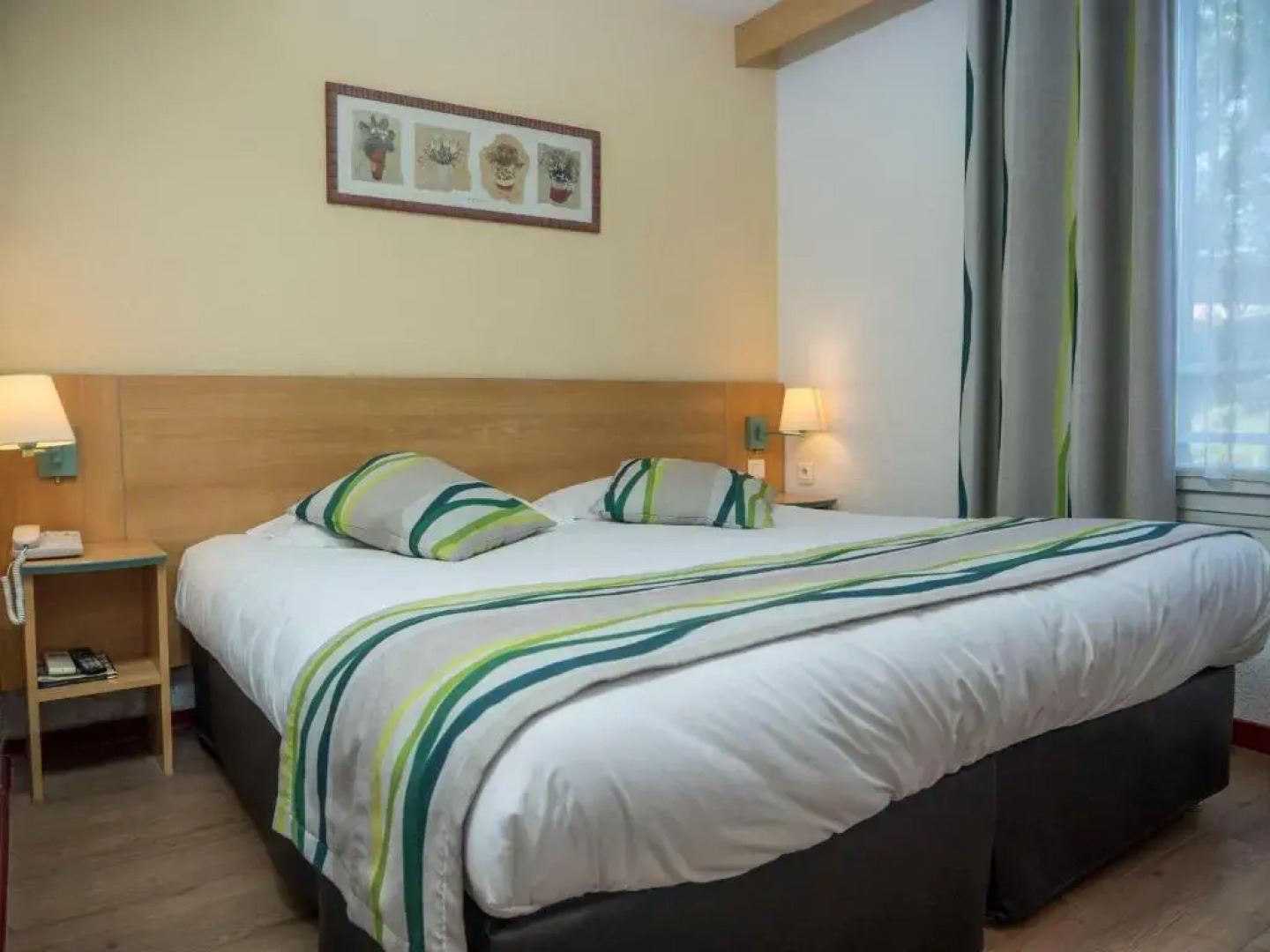 Отель Logis Hôtel Uzès Pont du Gard