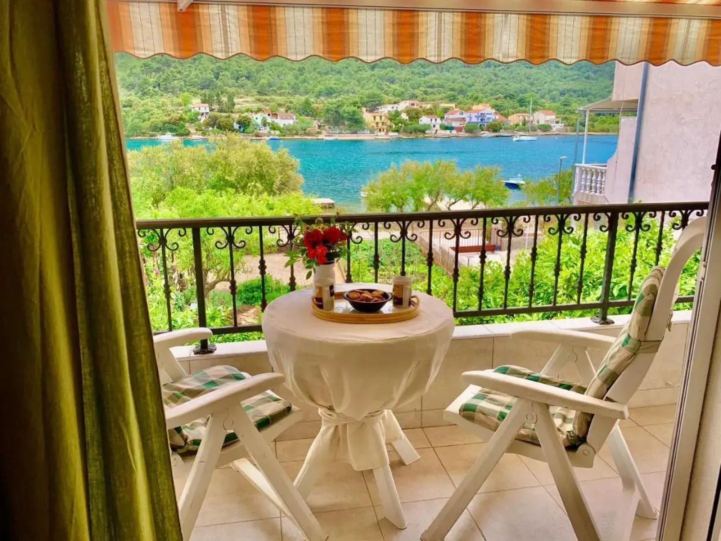 Grebastica Beachfront Apartment