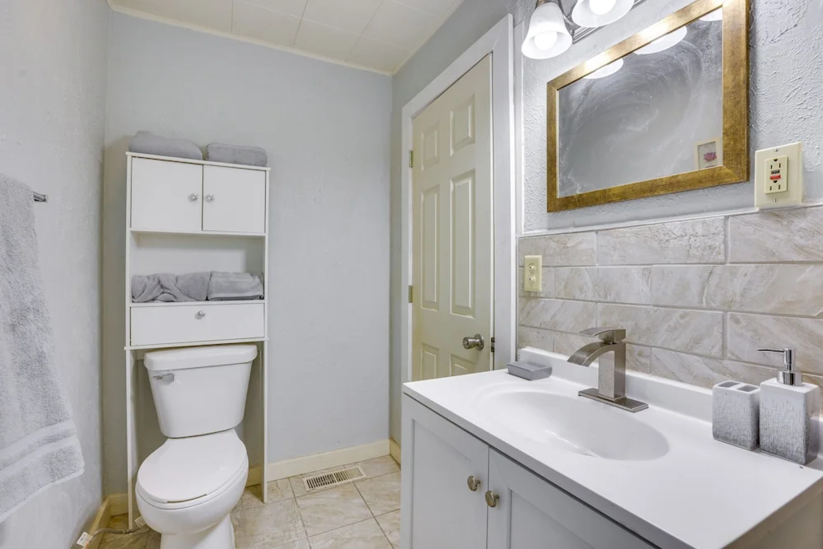 3 Mi to Golf - Beatrice Vacation Home!