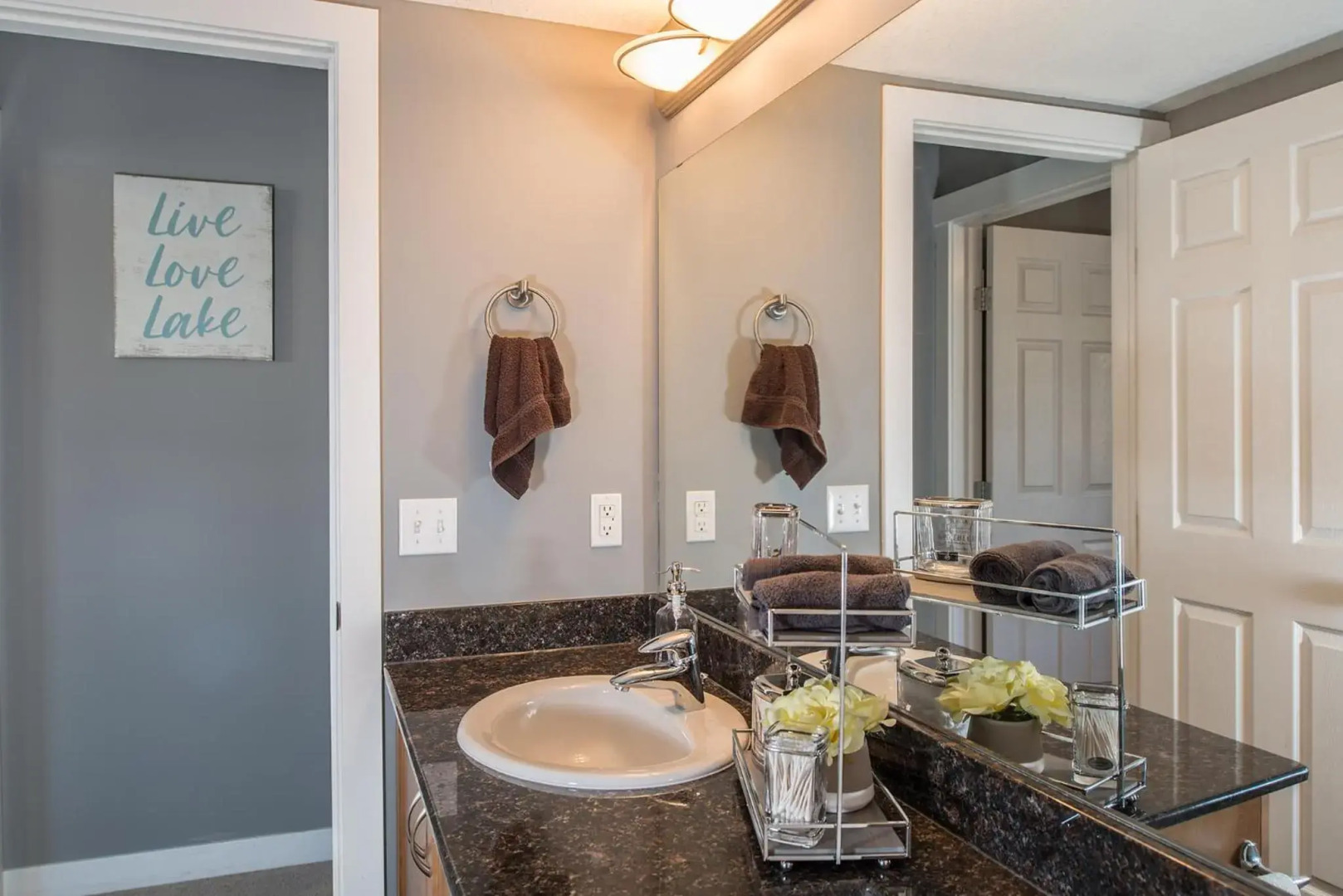 Modern Cozy 2 Bed 2 Bath with Lake and Mountain Views Pool and Hot Tub