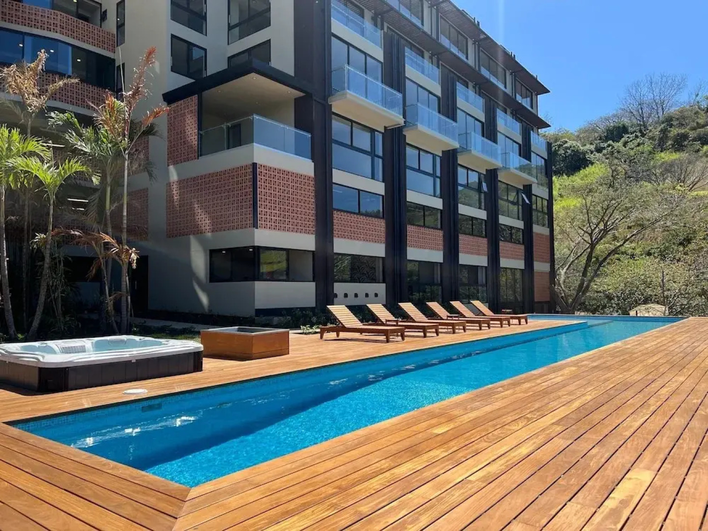 BEE Suites San José - Santa Ana