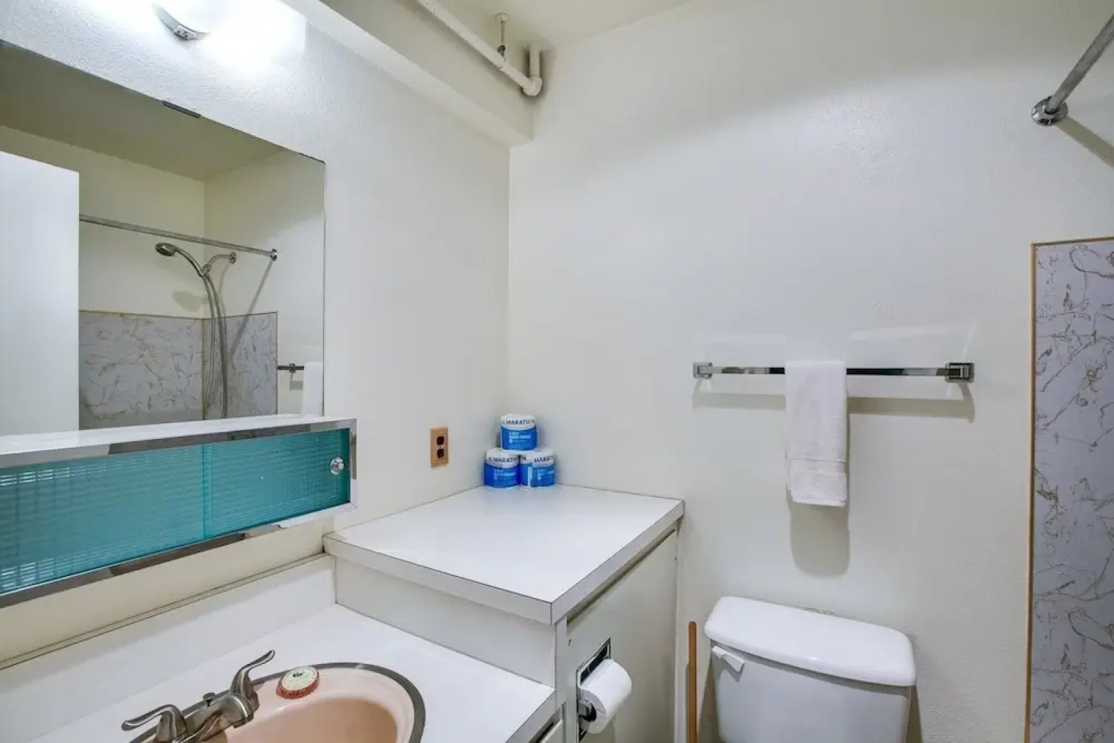 94sll - Inexpensive - Fireplace - Wifi - Sleeps 6 1 Bedroom Condo by RedAwning