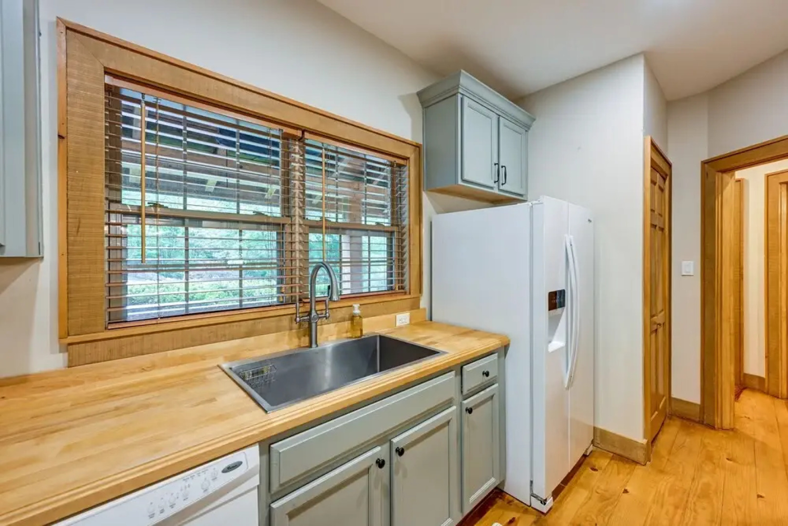 Sapphire Retreat Near Lakes, Trails & Waterfalls!