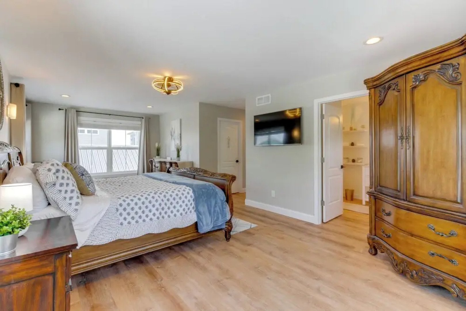 Steps to Buckeye Lake: Family-friendly Home