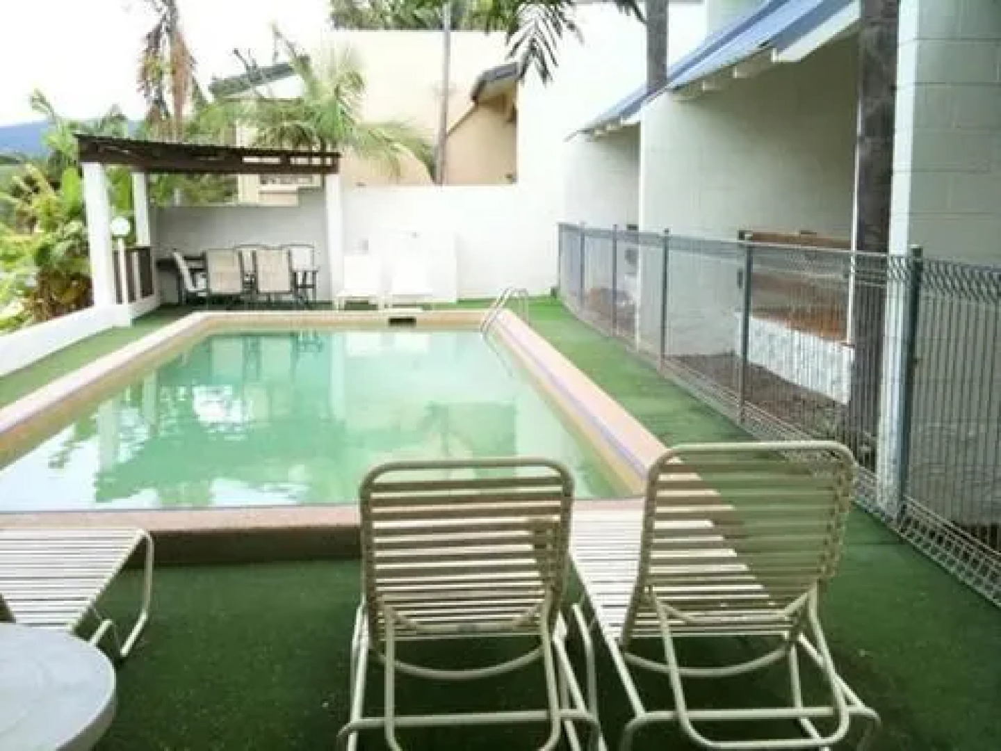 Airlie Seaview Apartments