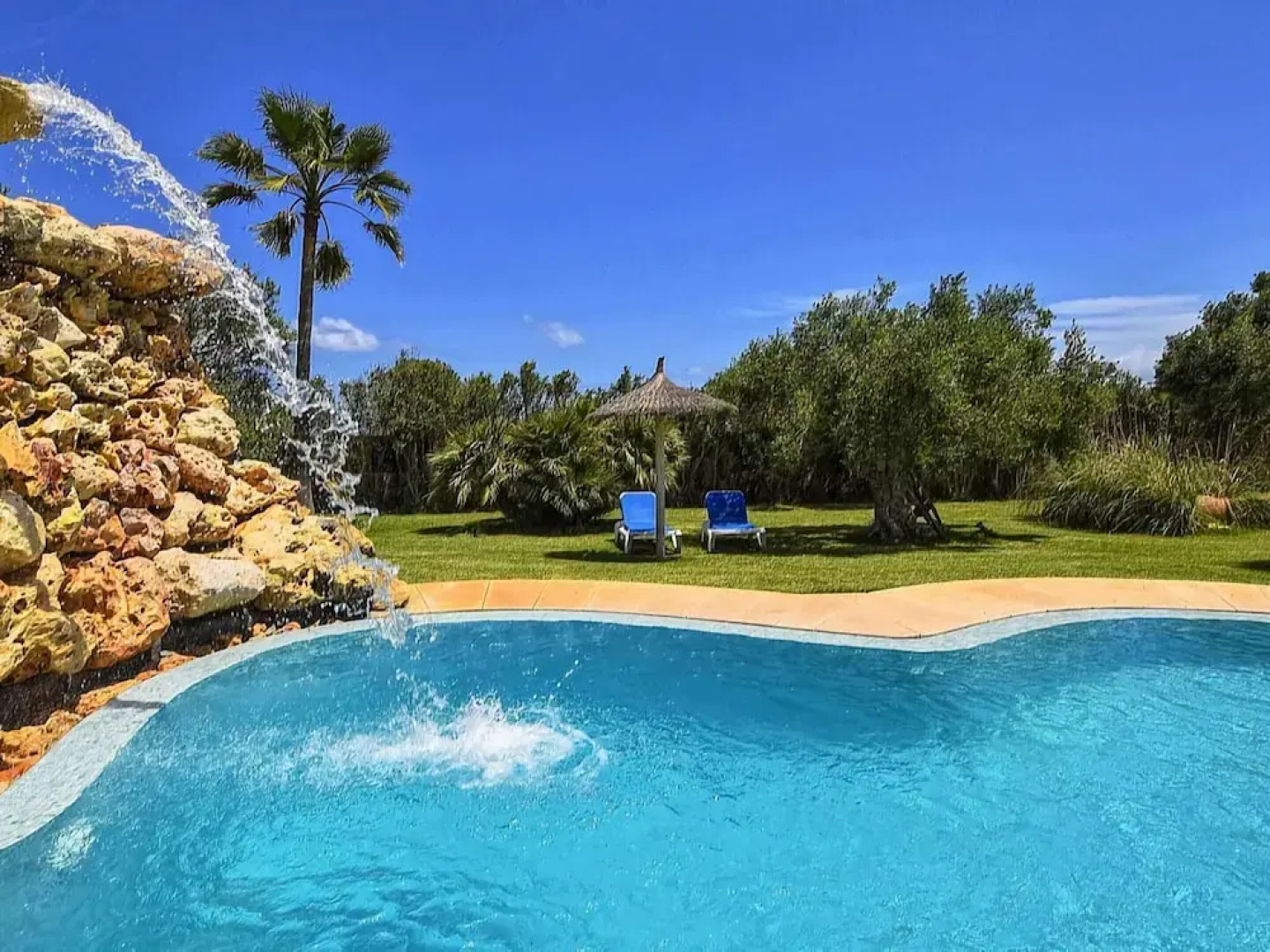 Luxurious Villa Perfect for Large Families, Near the Beach