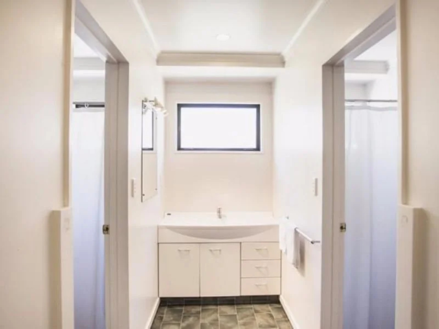 Apollo Lodge and Apartment