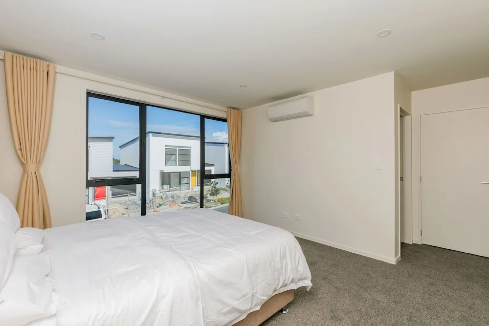 Hero Holiday House L12