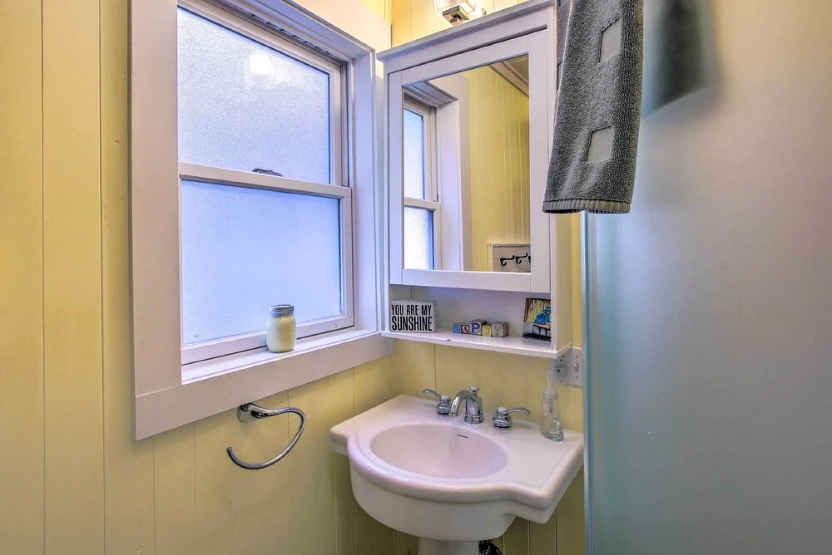 Crystal Lake Cottage: Kayaks & Fire Pit!