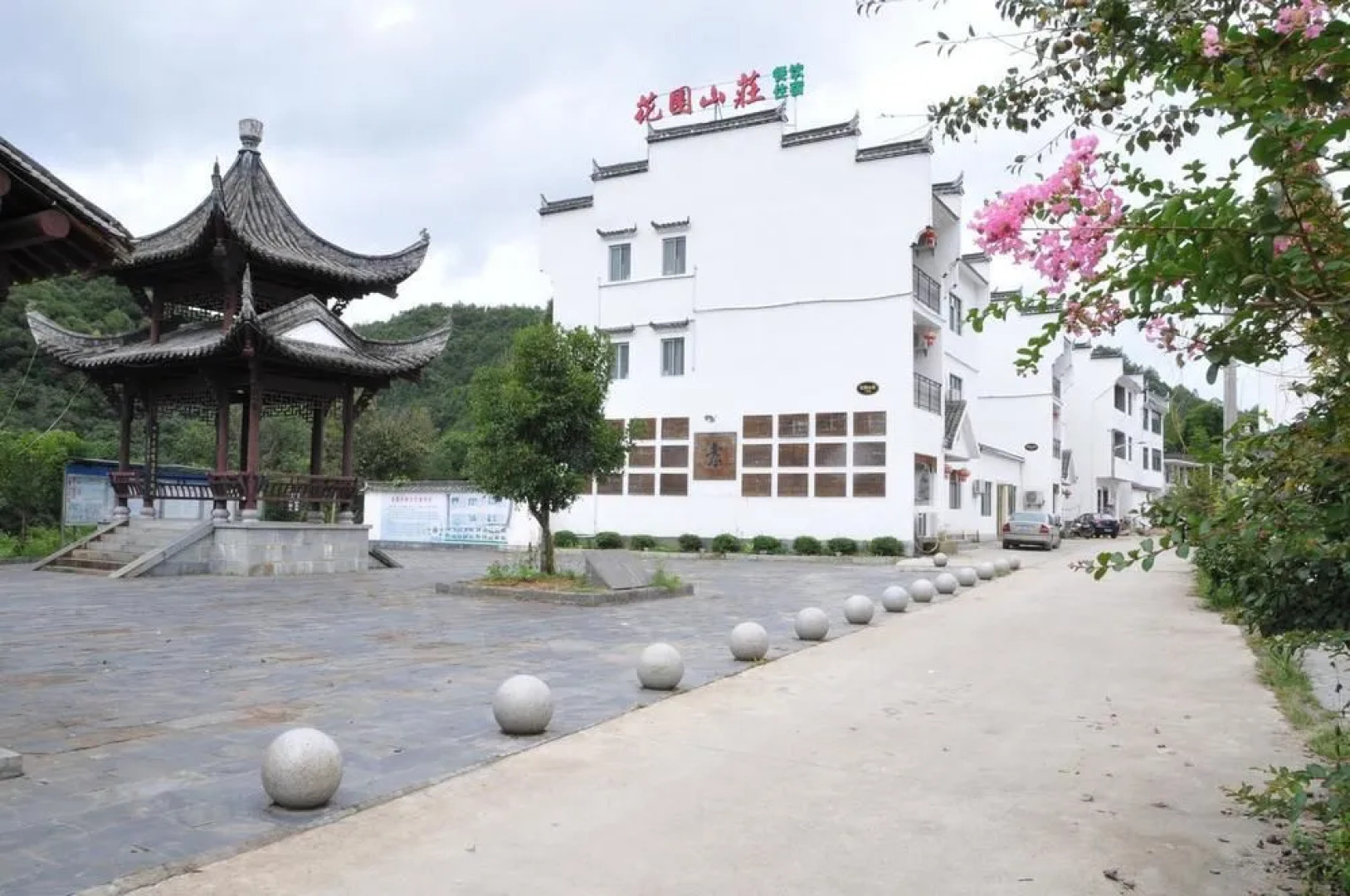 Wuyuan Huayuan Mountain Villa