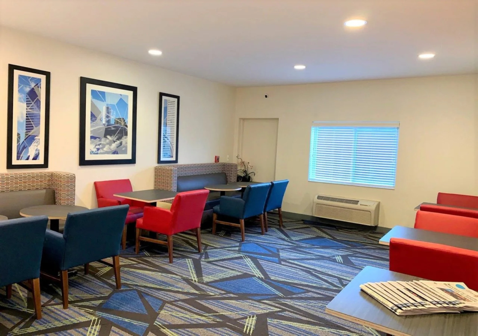 Holiday Inn Express & Suites Chicago-Libertyville by IHG