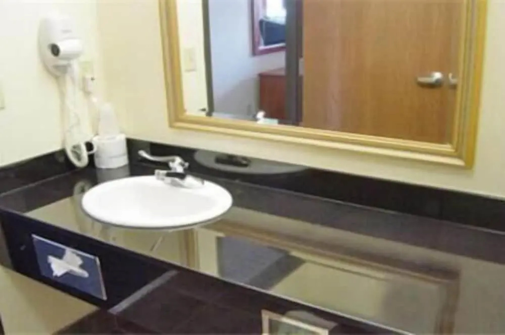 HomeTown Inn & Suites