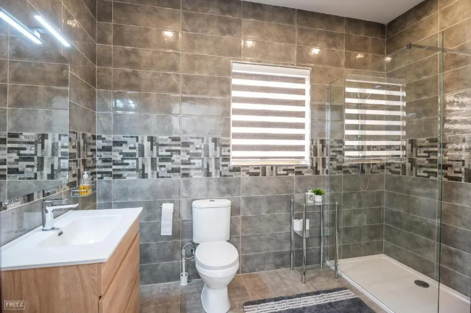 Close to airport, double bedroom, sofa-bed, private bathroom for adults and children aged 10 and over ONLY