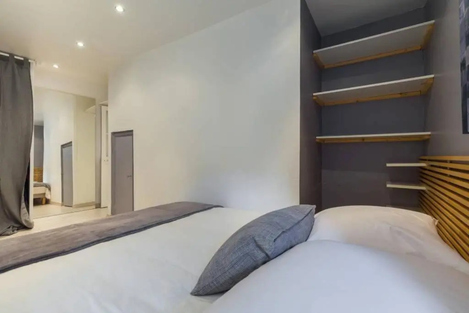 ★ Quiet Old Town Apt with AC, 5min Walk to Beach ★