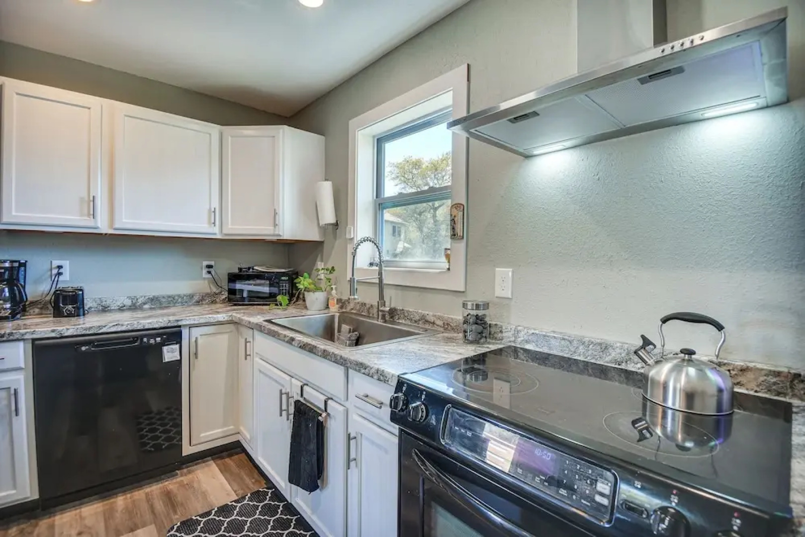 Kitty Hawk Apartment w/ Hot Tub - 1 Mi to Beach!