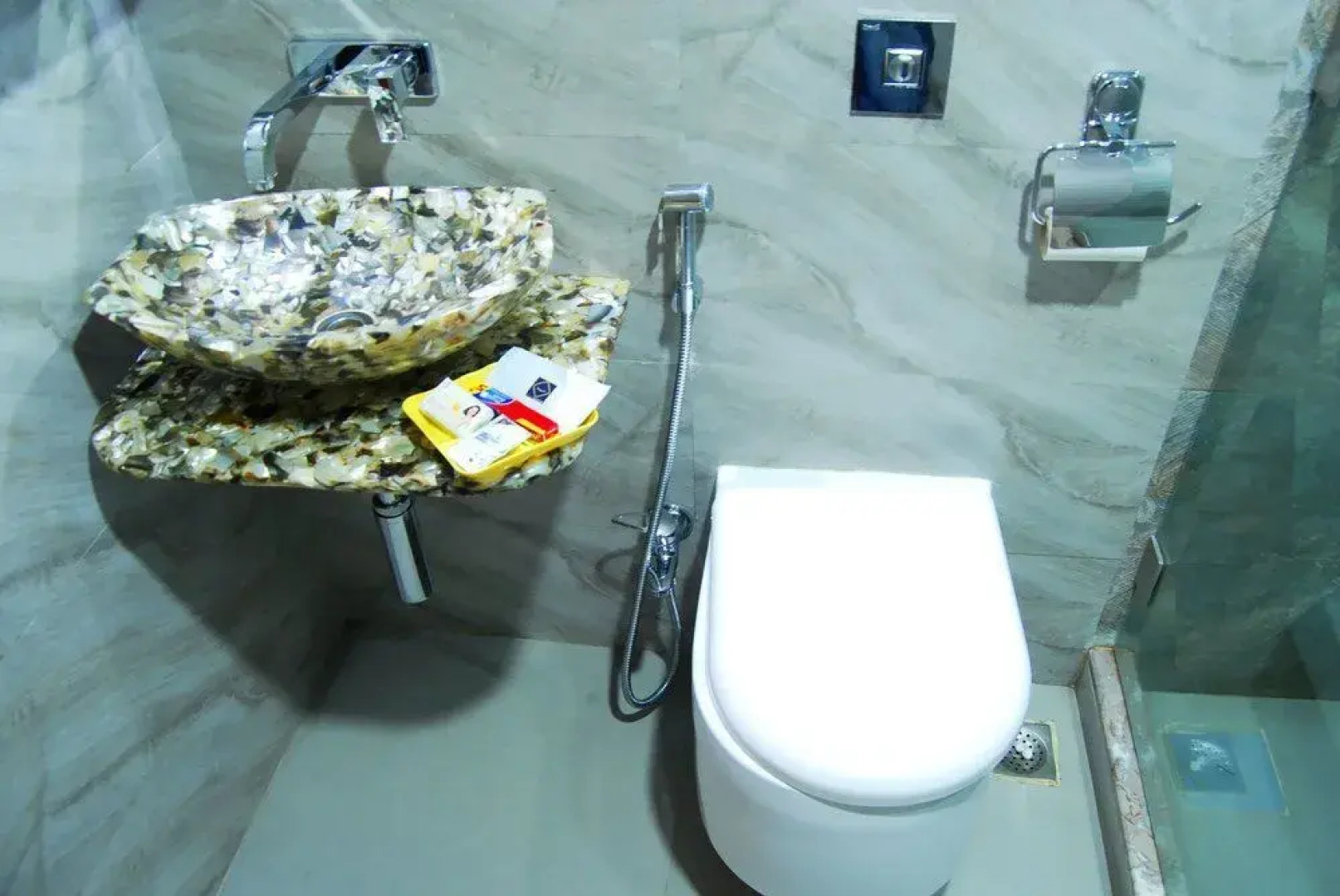 Stay Vista Rooms near Marine Drive