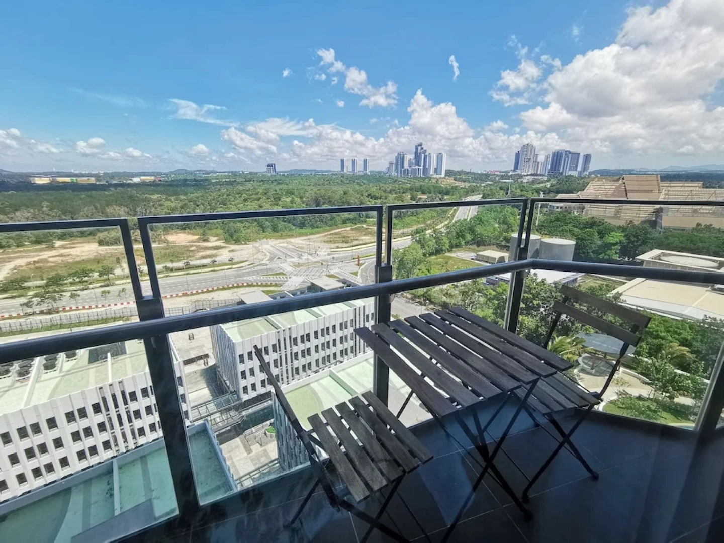 Almas Puteri Harbour by Oca Host