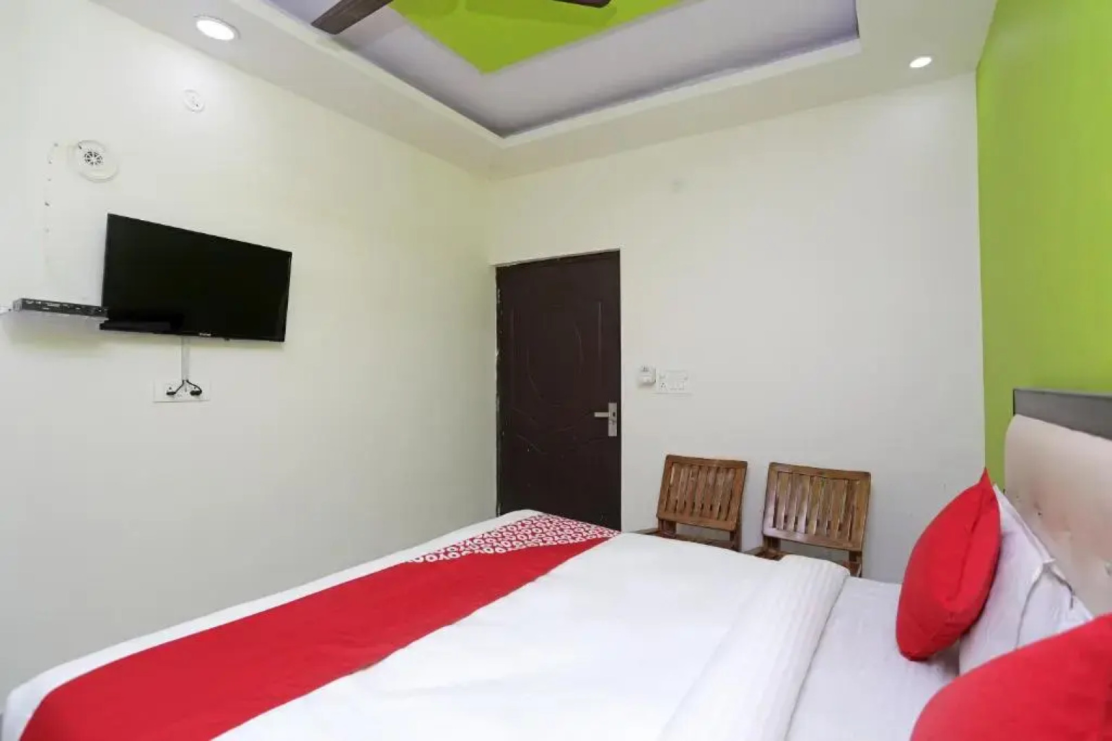 Super OYO 14332 Raj Palace