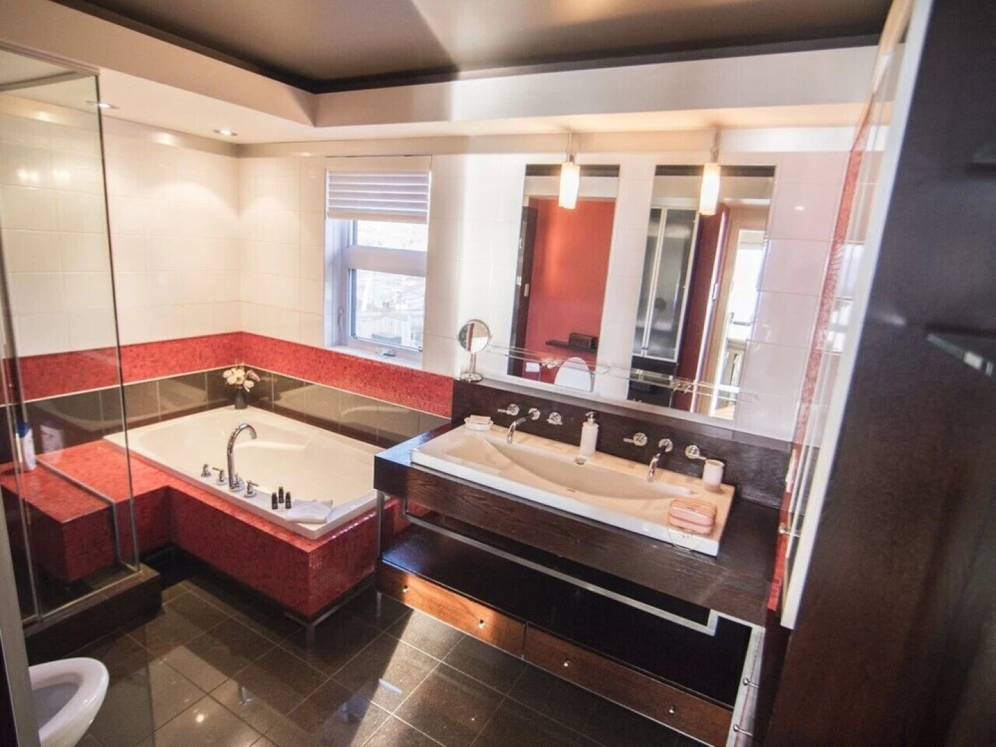 Contemporary Style With Amazing View 3-4 Br