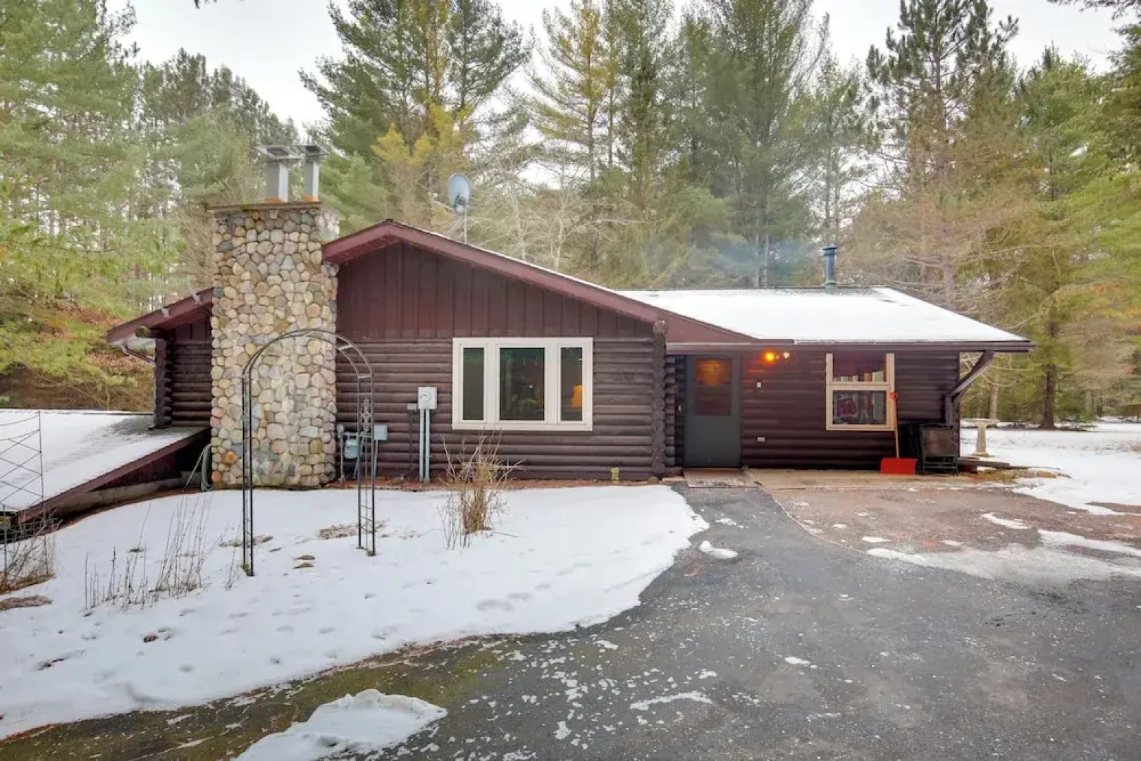Family Gem Near the Chain of Lakes in Eagle River!