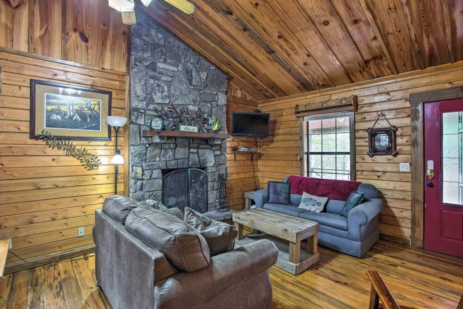 Timber Brooke Cabin: Hot Tub & Central Location!