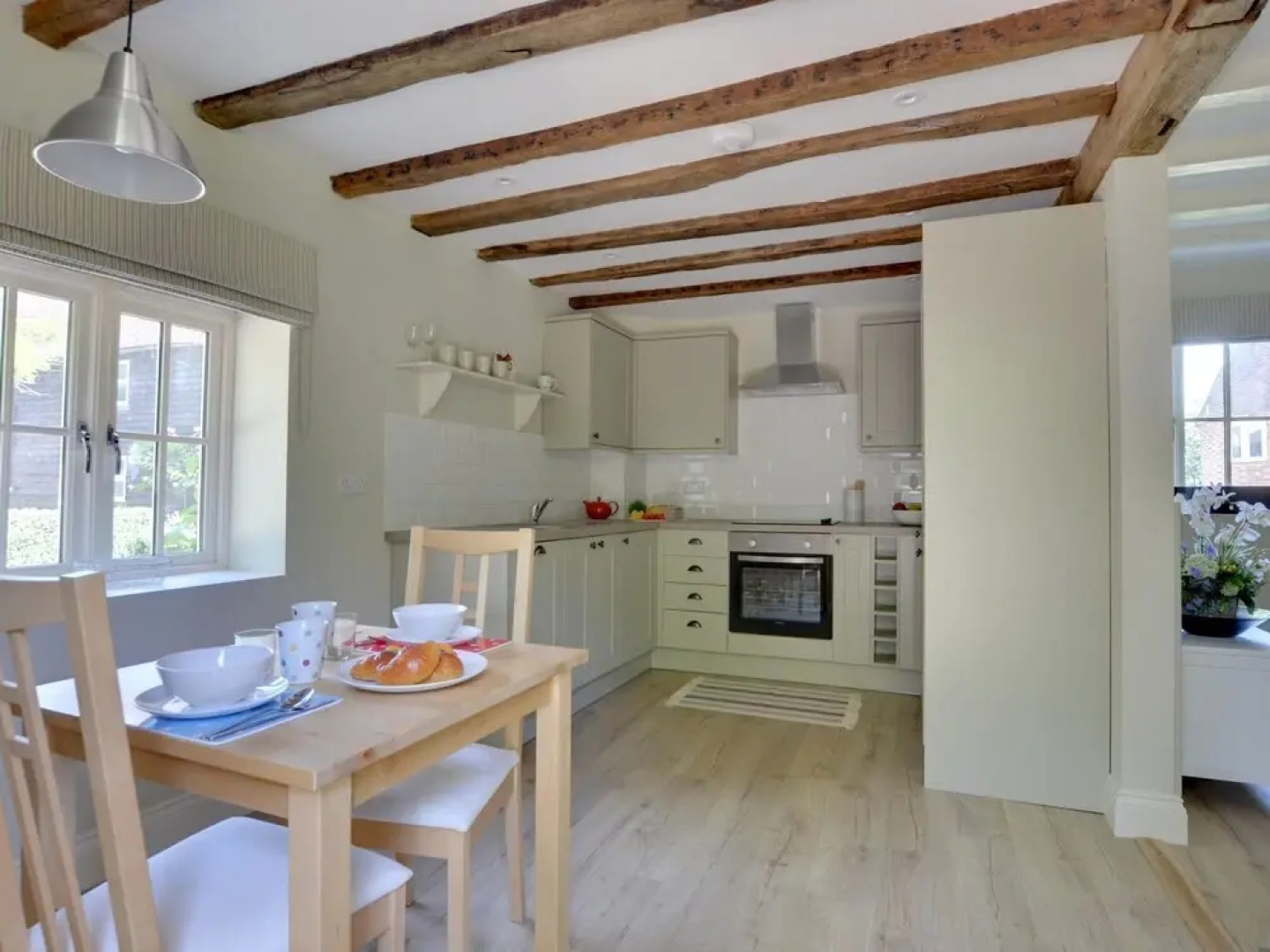 Vintage Holiday Home in Leigh With Swimming Pool