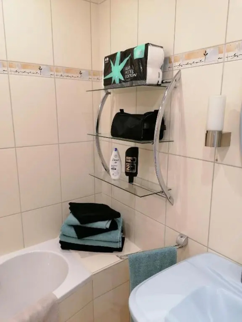 1 Person - Single - Appartement -Zentral gelegen in Leverkusen Wiesdorf - Friedrich Ebert Platz 5a , 4te Etage mit Aufzug-und mit Balkon