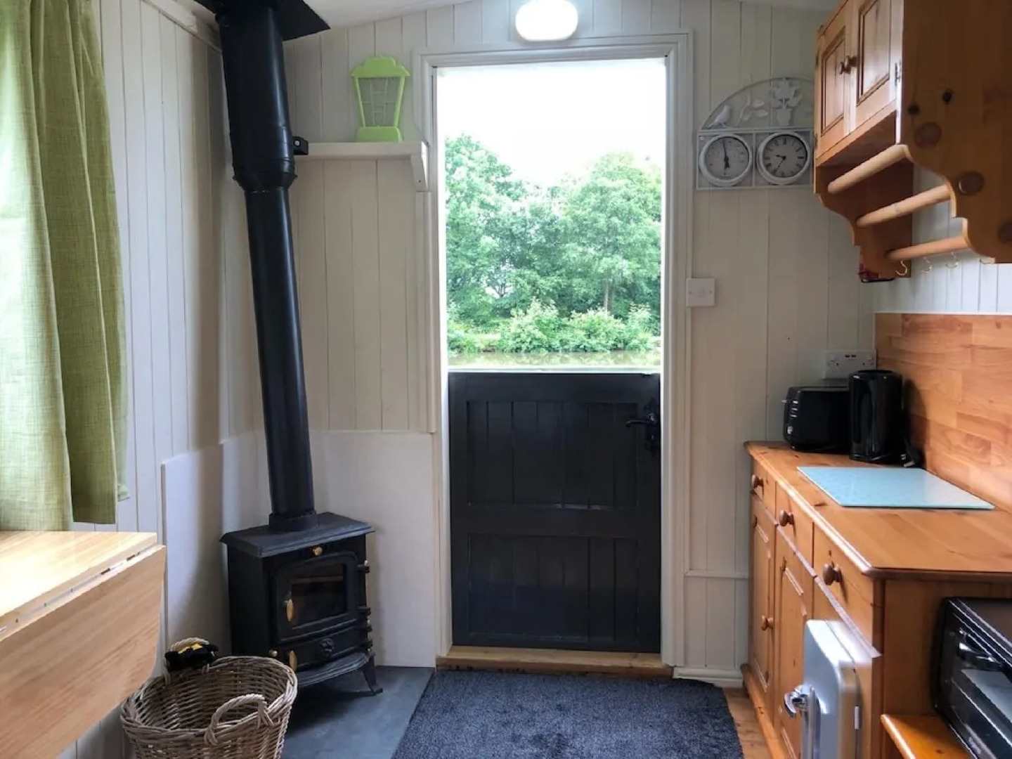 Cosy & Secluded Lakeside Fisherman's Hut