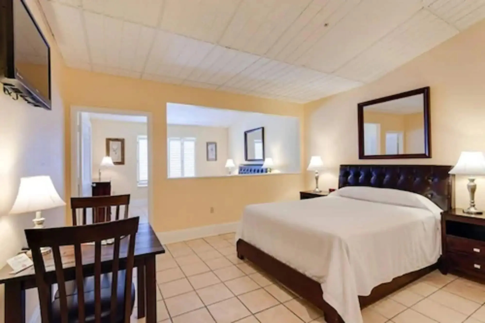 Naples Park Central Hotel