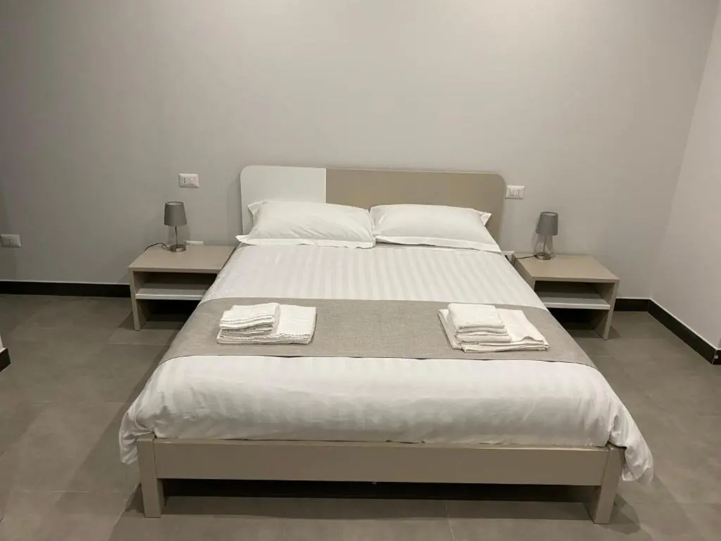 Skyline Rooms & Suites