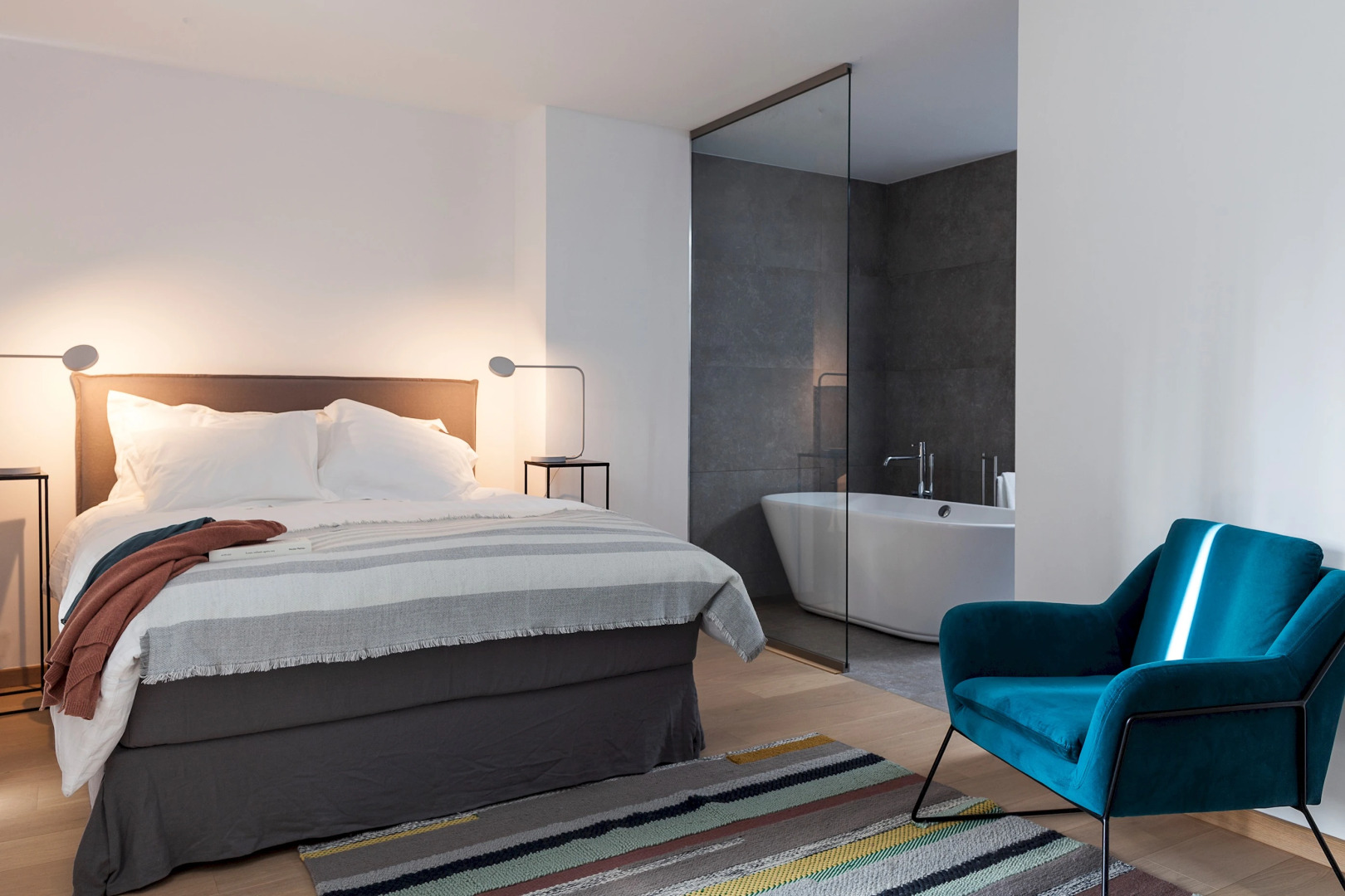 Unit 4 - Spacious Smart Home Triplex Private Garden & Parking