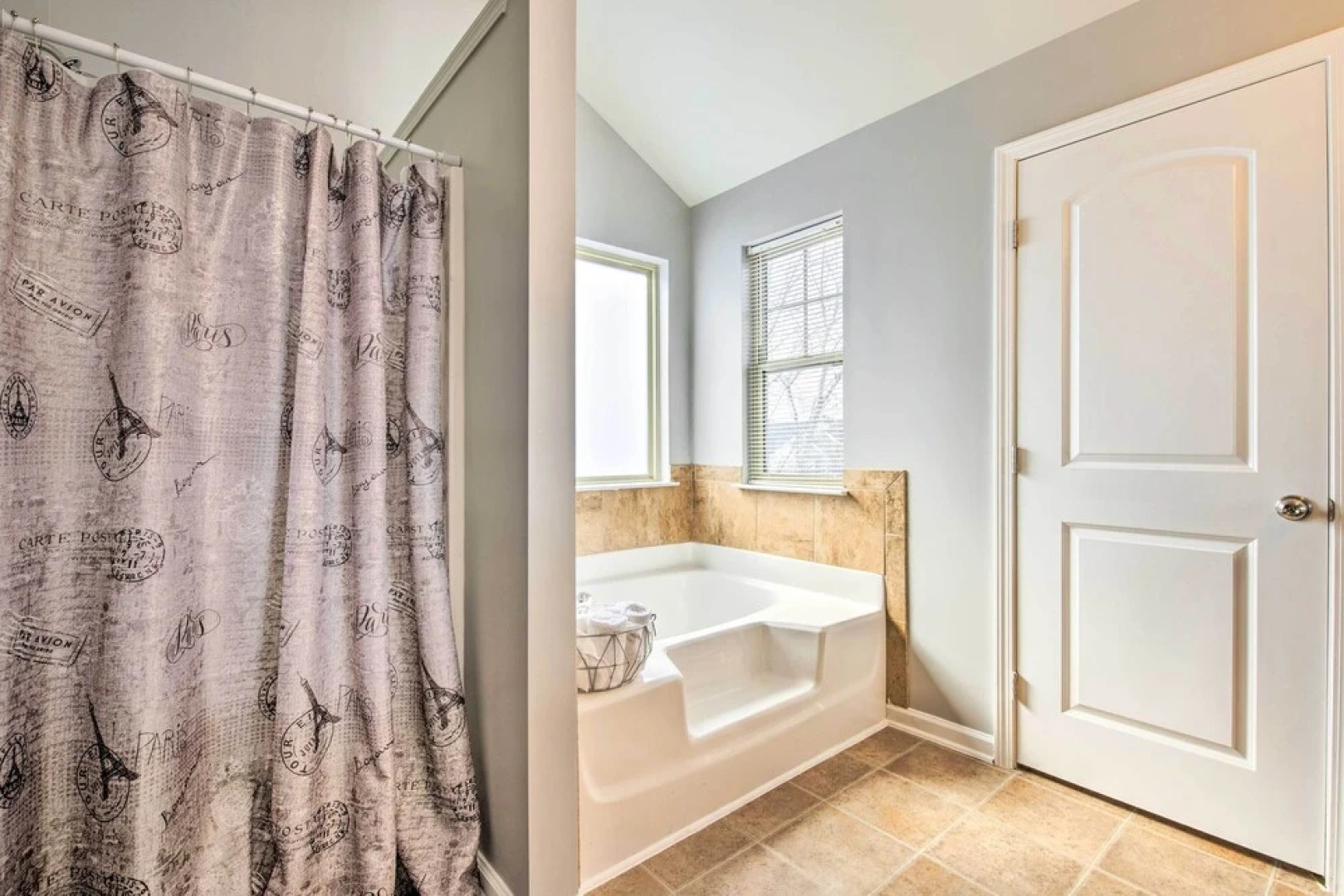 Suburban Atlanta Vacation Home ~ 3 Mi to Airport!