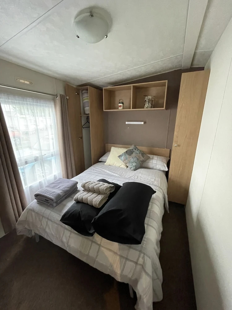 Caravan - Sleeps 10 - Pet Friendly - Parking