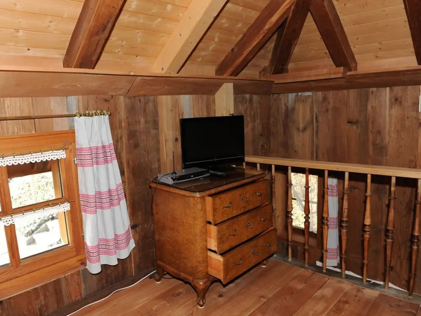 A Chalet on Delightful, Vineyard Covered Hills, Suitable for 2 People