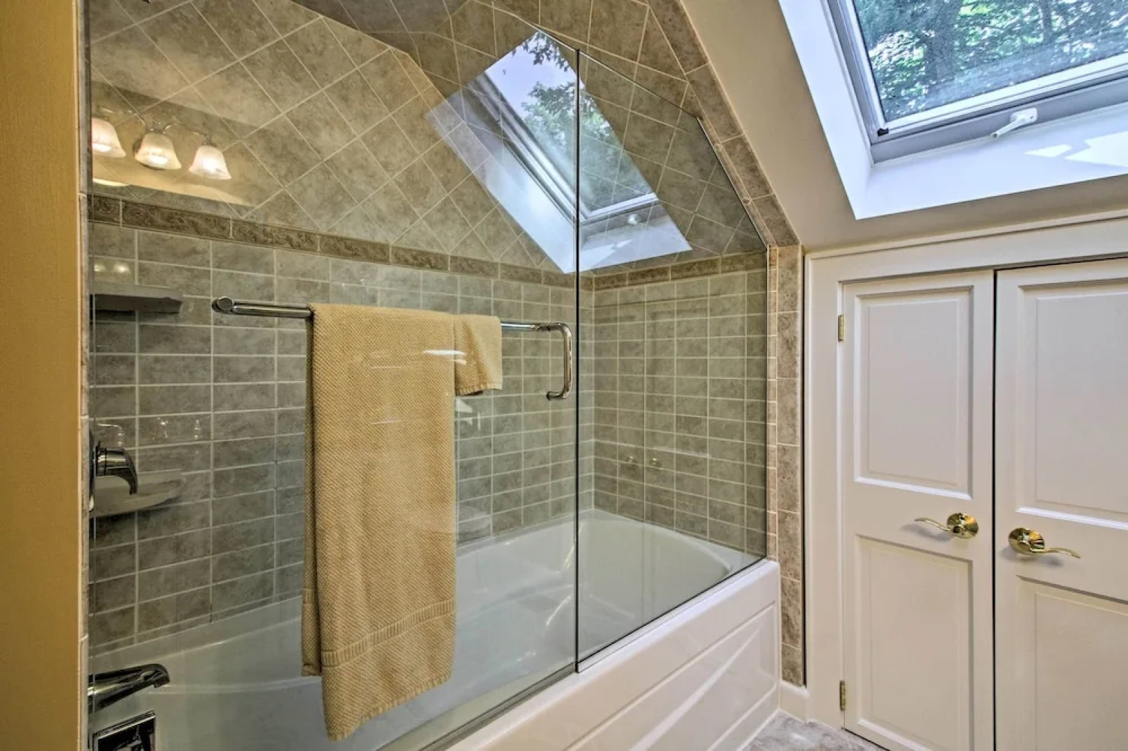 1/2 Mi to Beach: Lovely Guesthouse in Kennebunk!