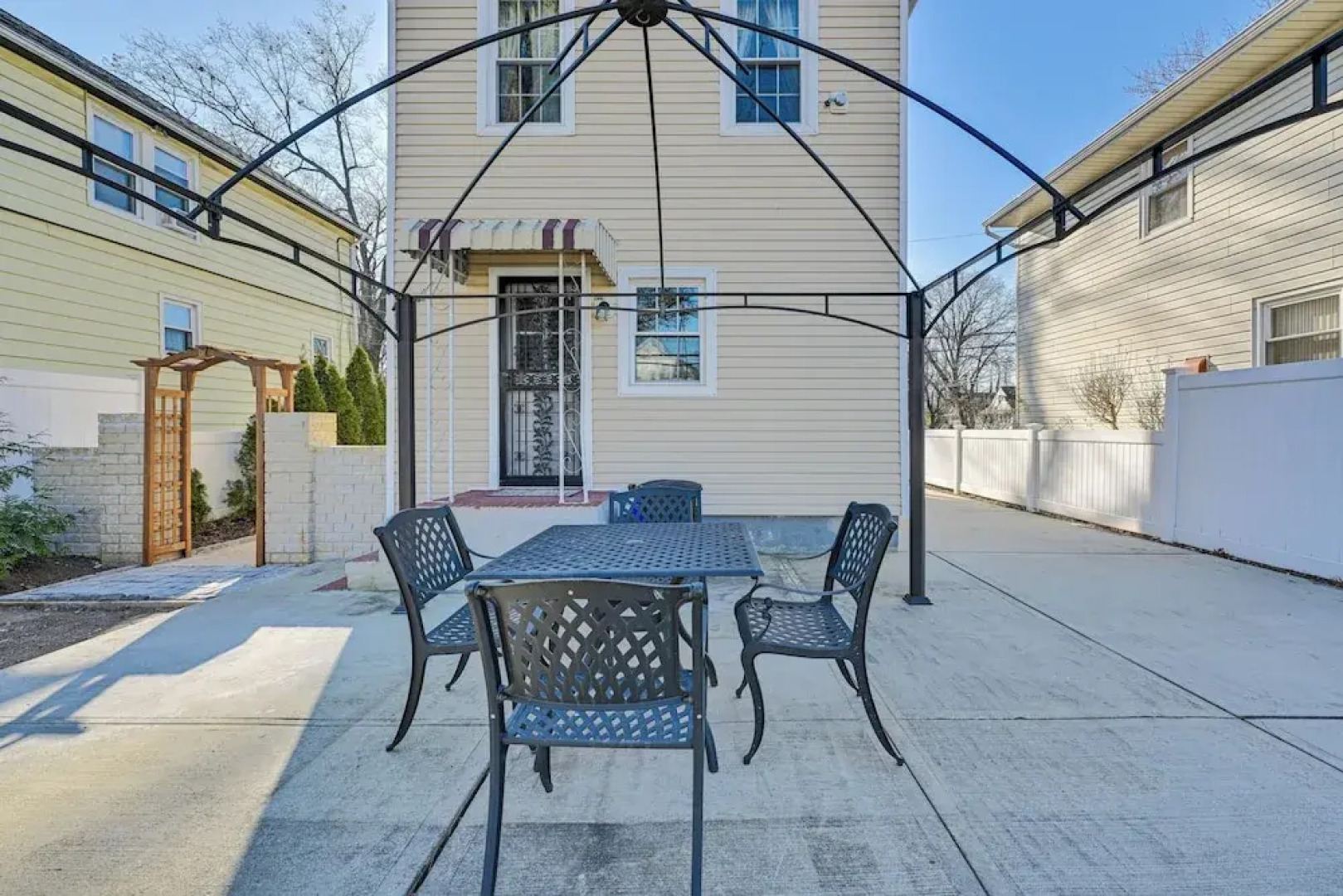 Charming Valley Stream Home: 24 Mi to Central Park