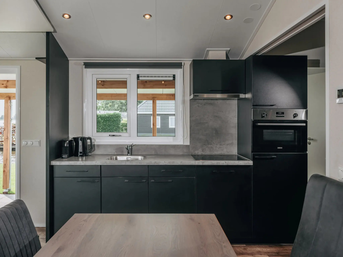 Cozy chalet with ac and sloop, situated in a holiday park in beautiful Giethoorn