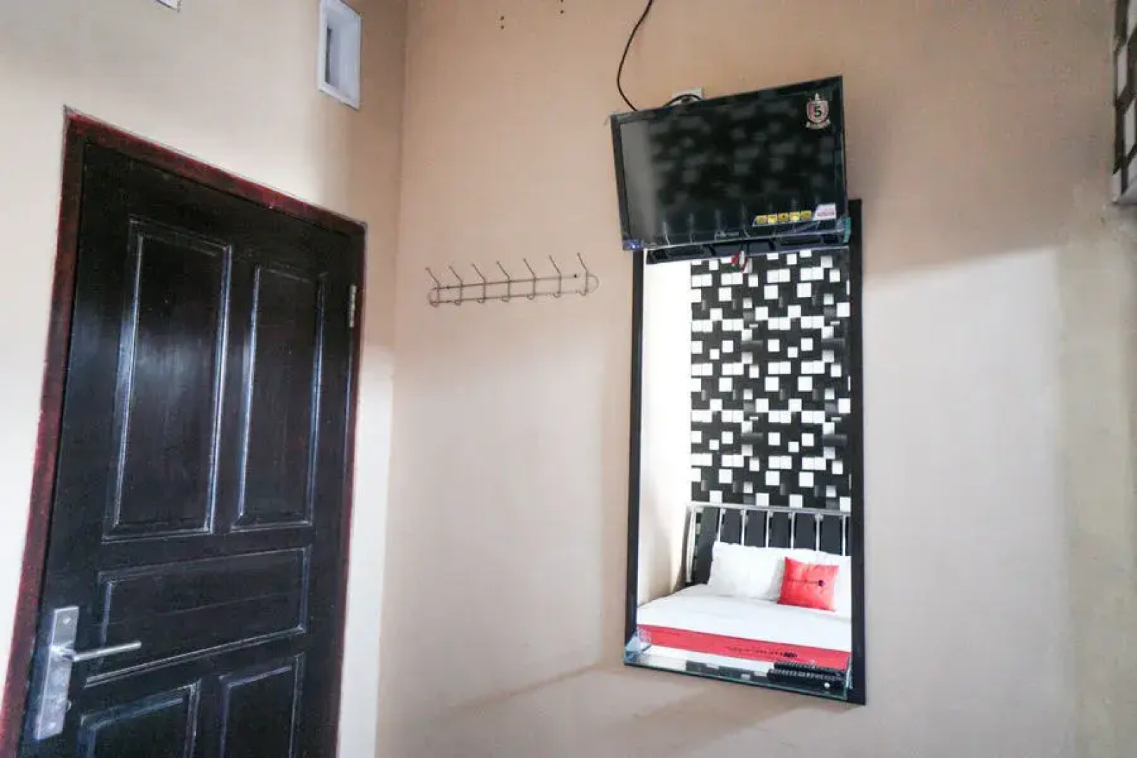 RedDoorz near Alun Alun Batu