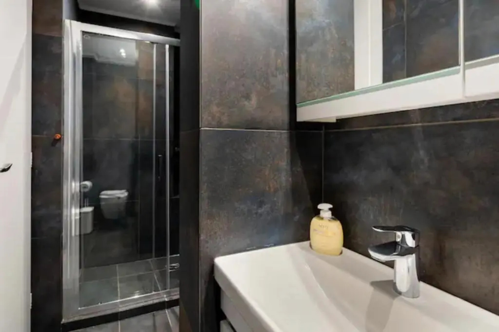 Βright Walled Designed Apt in Glyfada Center