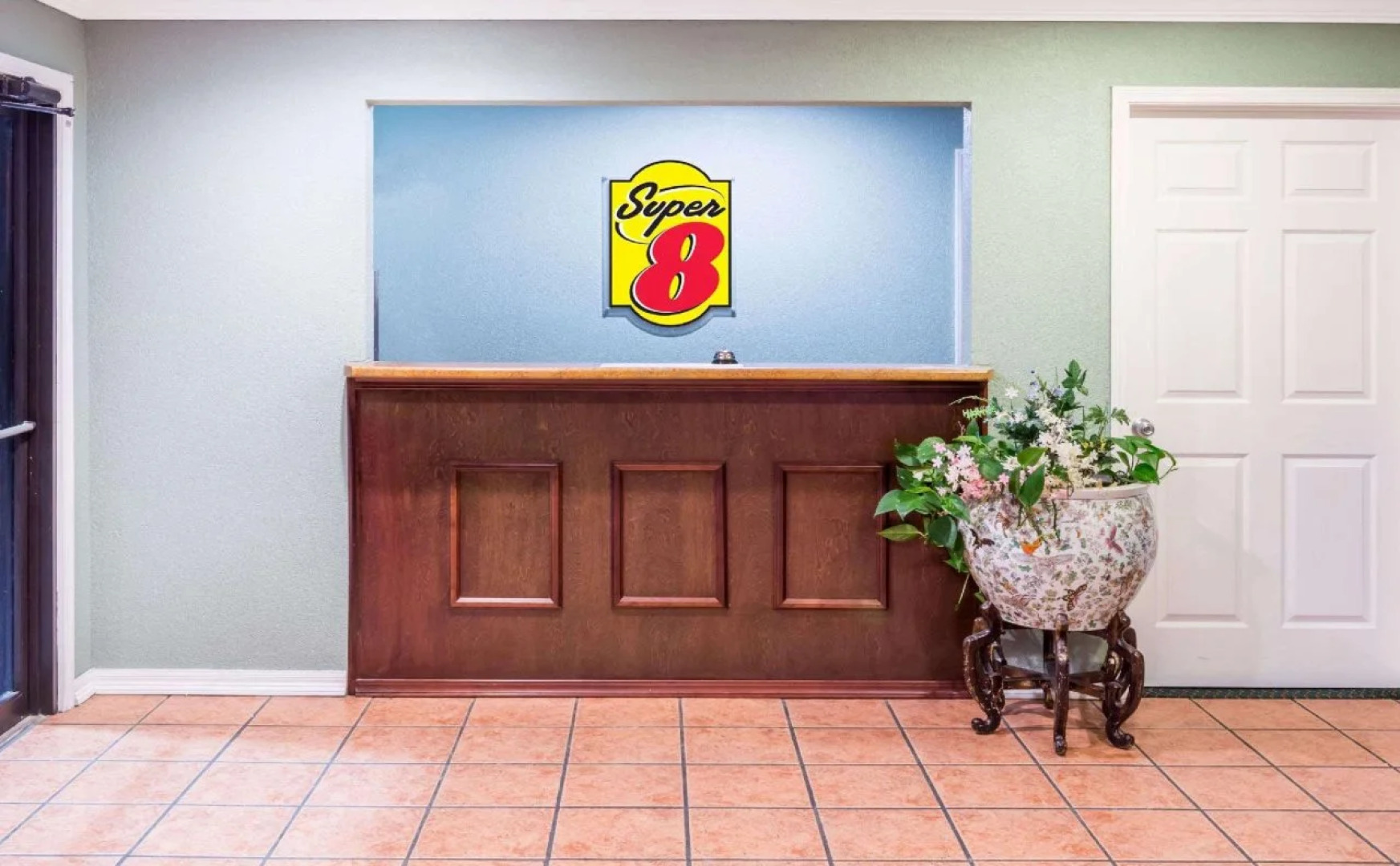 Super 8 by Wyndham Kinder LA