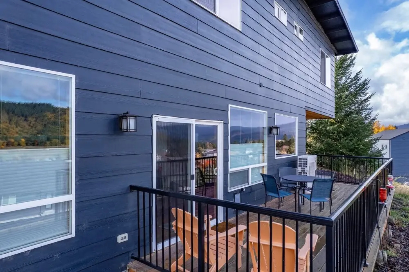 Spring Haus 2 Bedroom Home by RedAwning